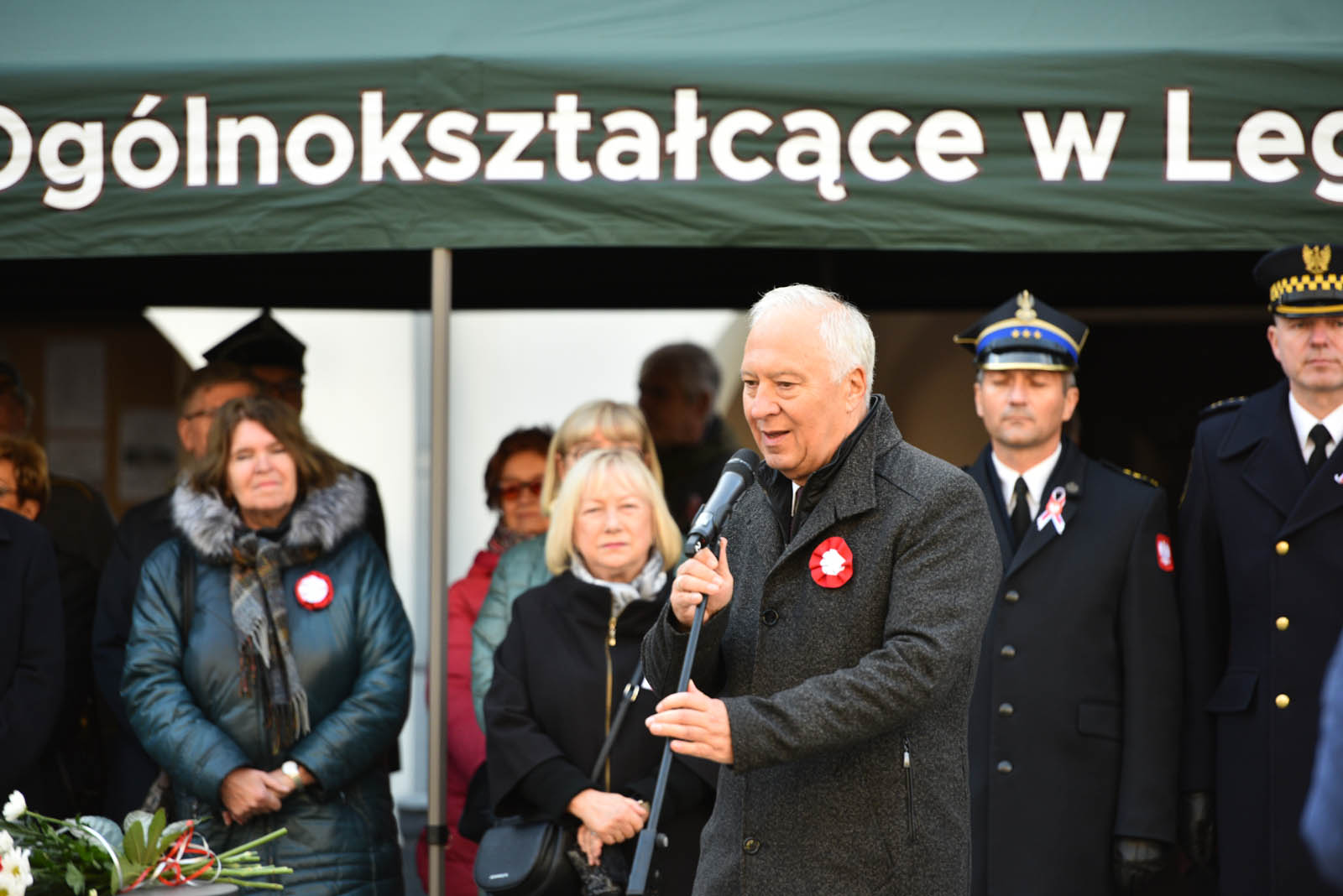 Na sztandar ślubowali strzec godności i honoru munduru