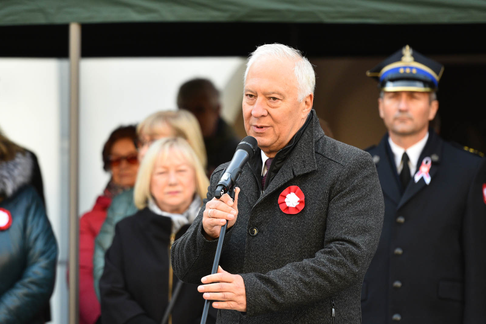 Na sztandar ślubowali strzec godności i honoru munduru