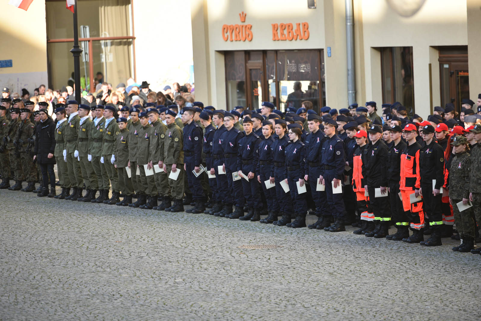 Na sztandar ślubowali strzec godności i honoru munduru