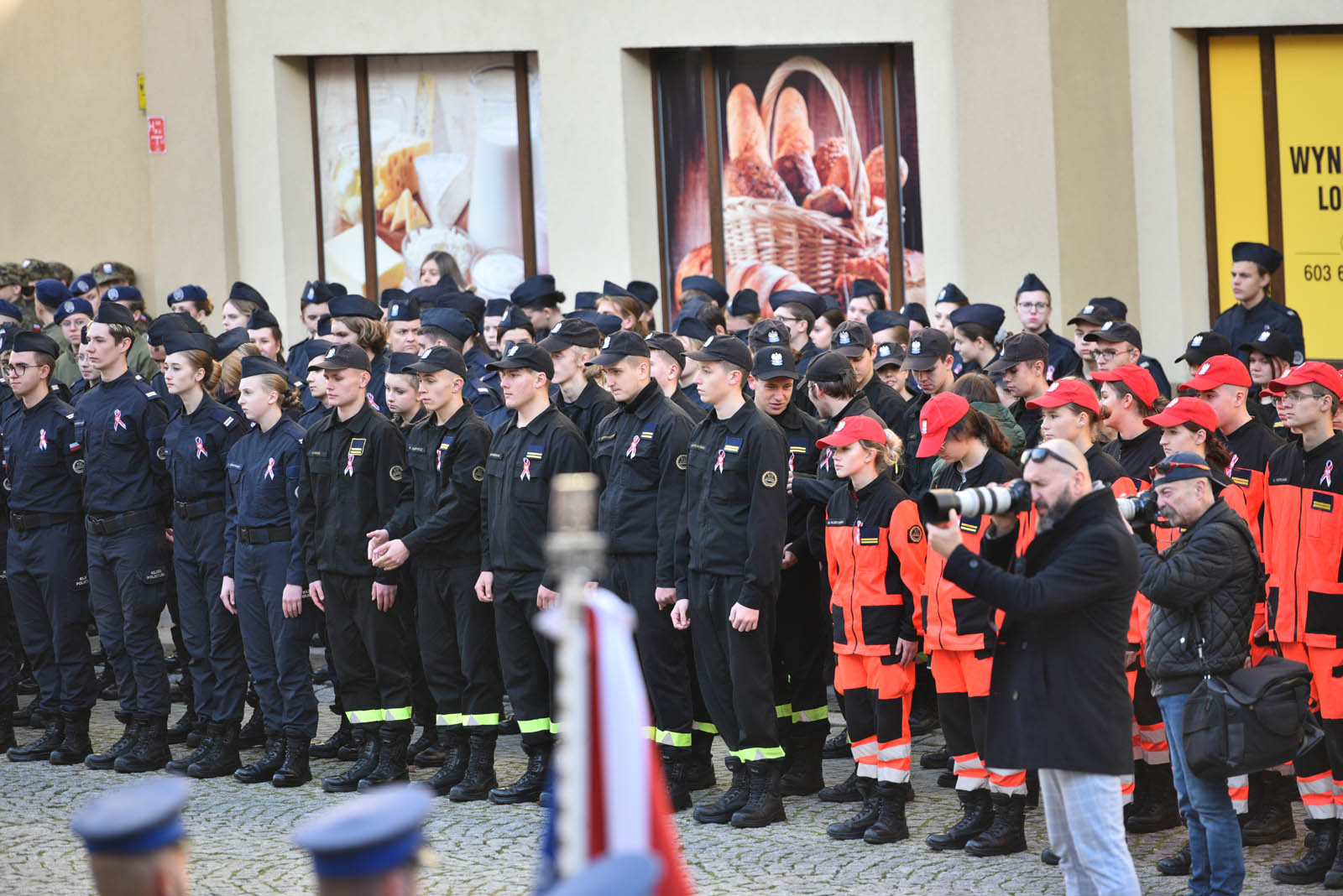 Na sztandar ślubowali strzec godności i honoru munduru