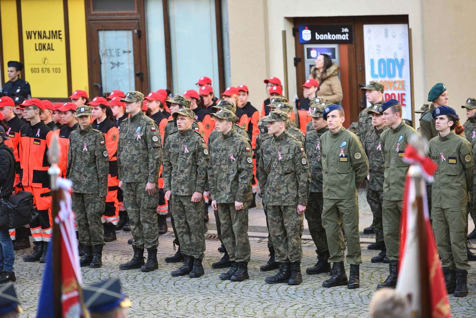 Na sztandar ślubowali strzec godności i honoru munduru