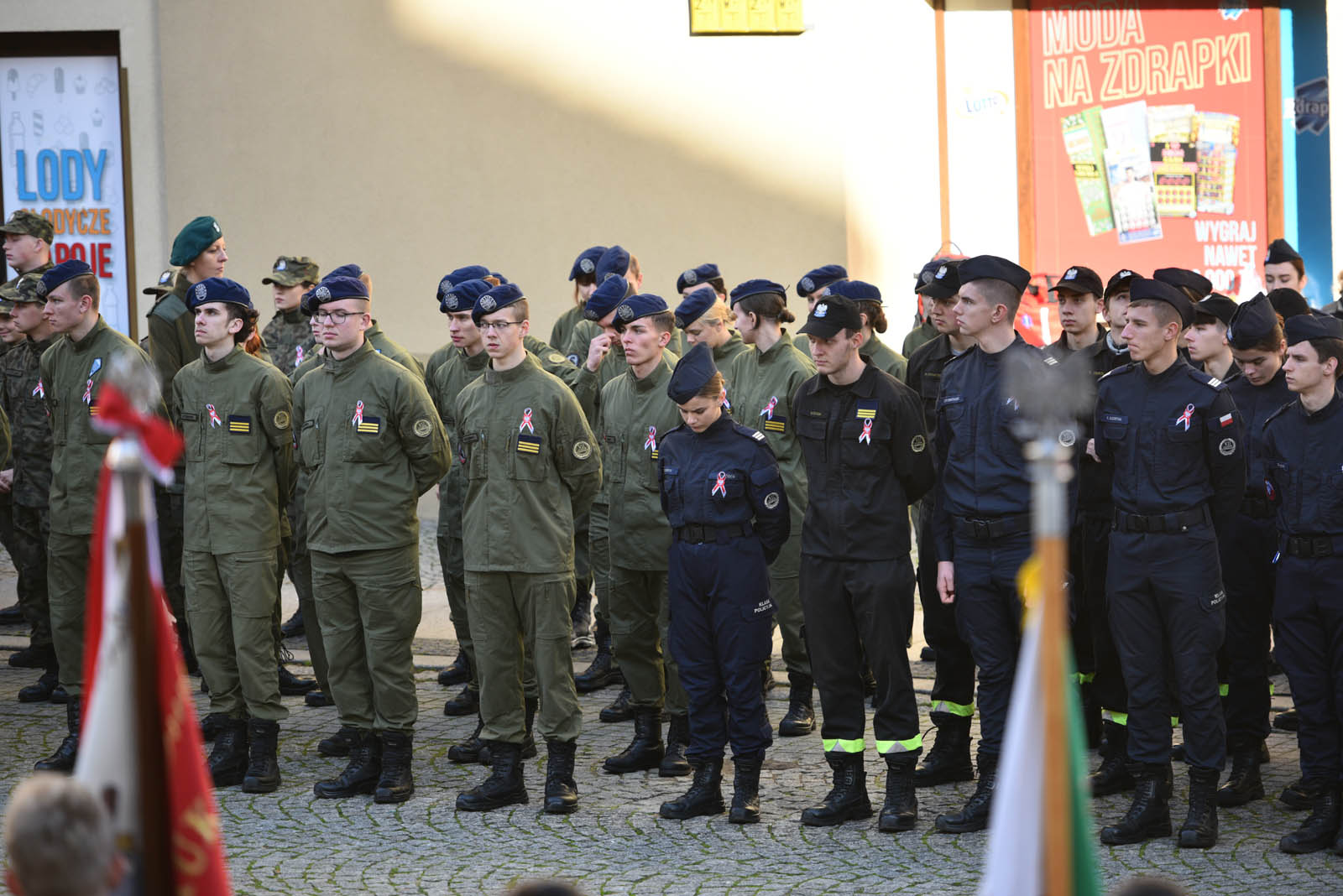 Na sztandar ślubowali strzec godności i honoru munduru