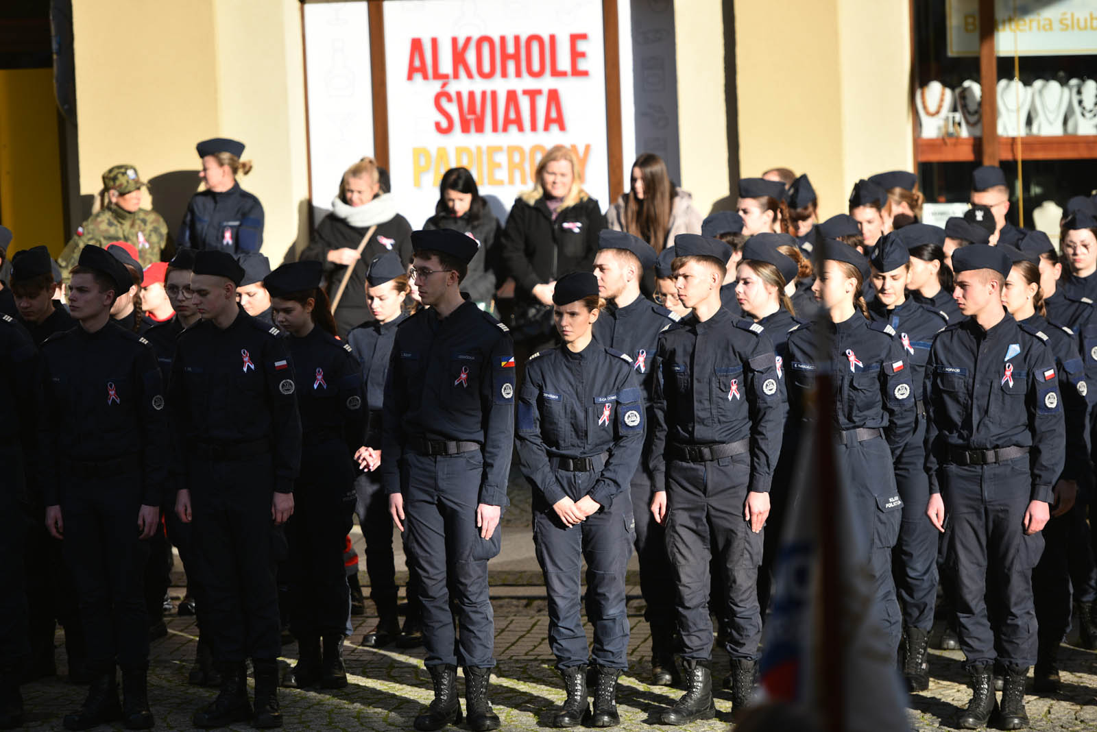 Na sztandar ślubowali strzec godności i honoru munduru