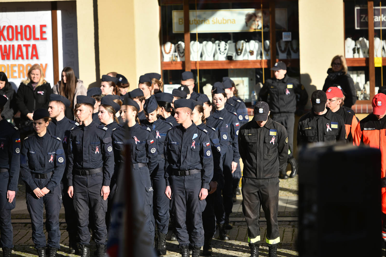 Na sztandar ślubowali strzec godności i honoru munduru