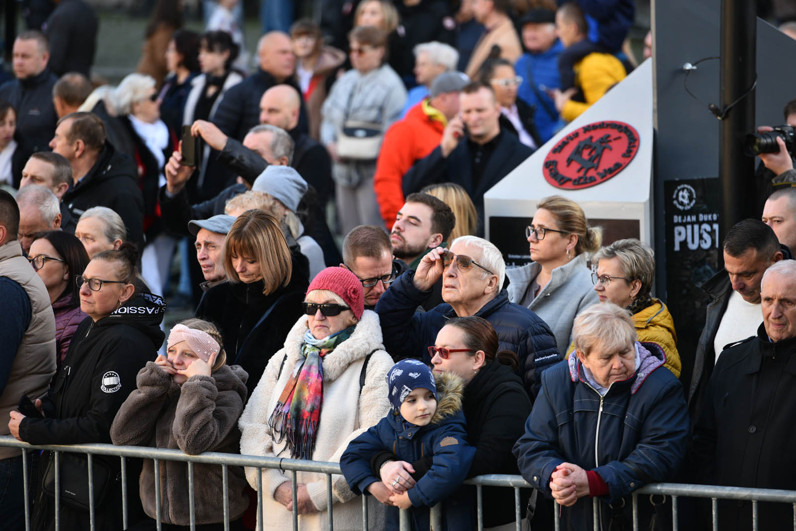 Na sztandar ślubowali strzec godności i honoru munduru
