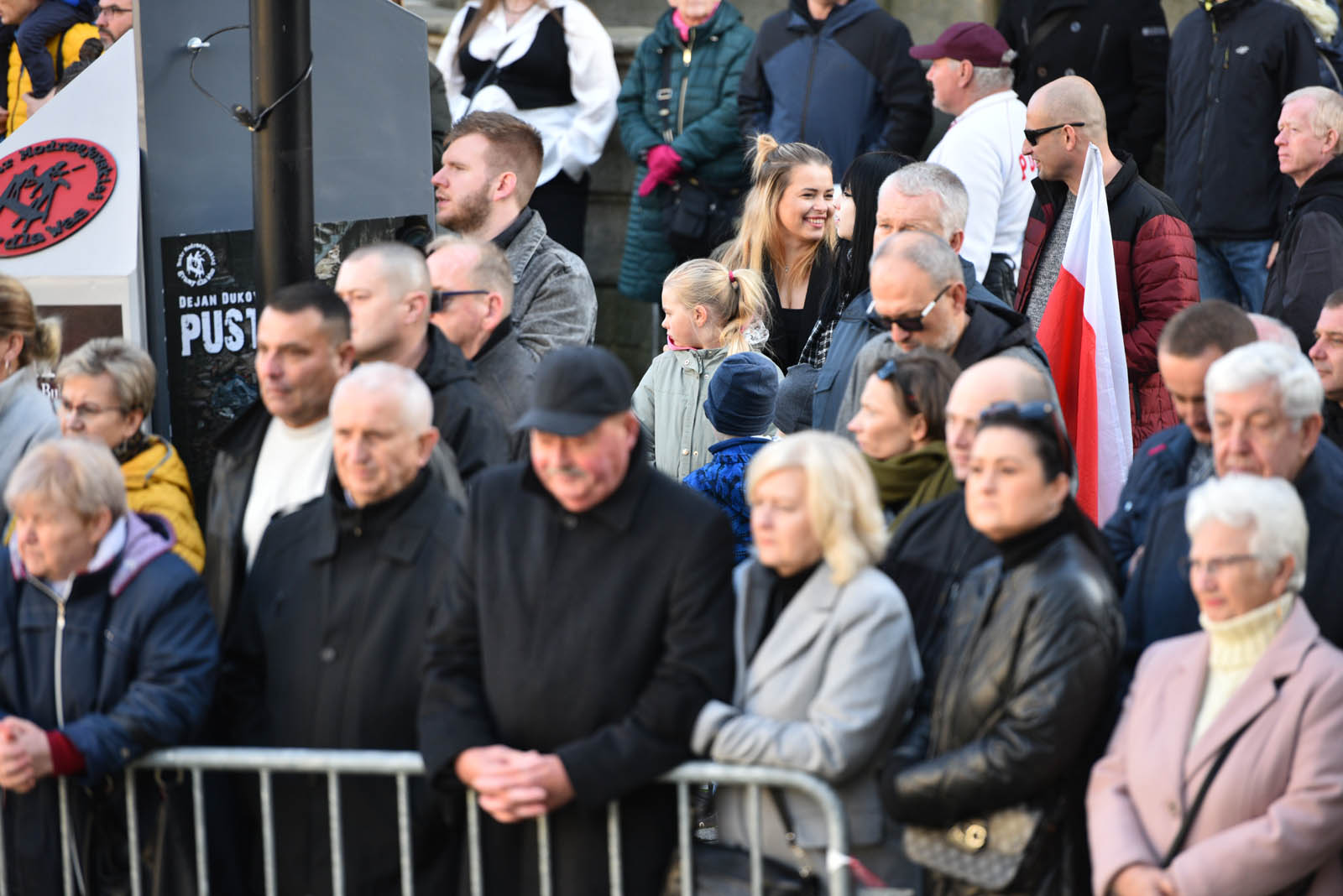 Na sztandar ślubowali strzec godności i honoru munduru