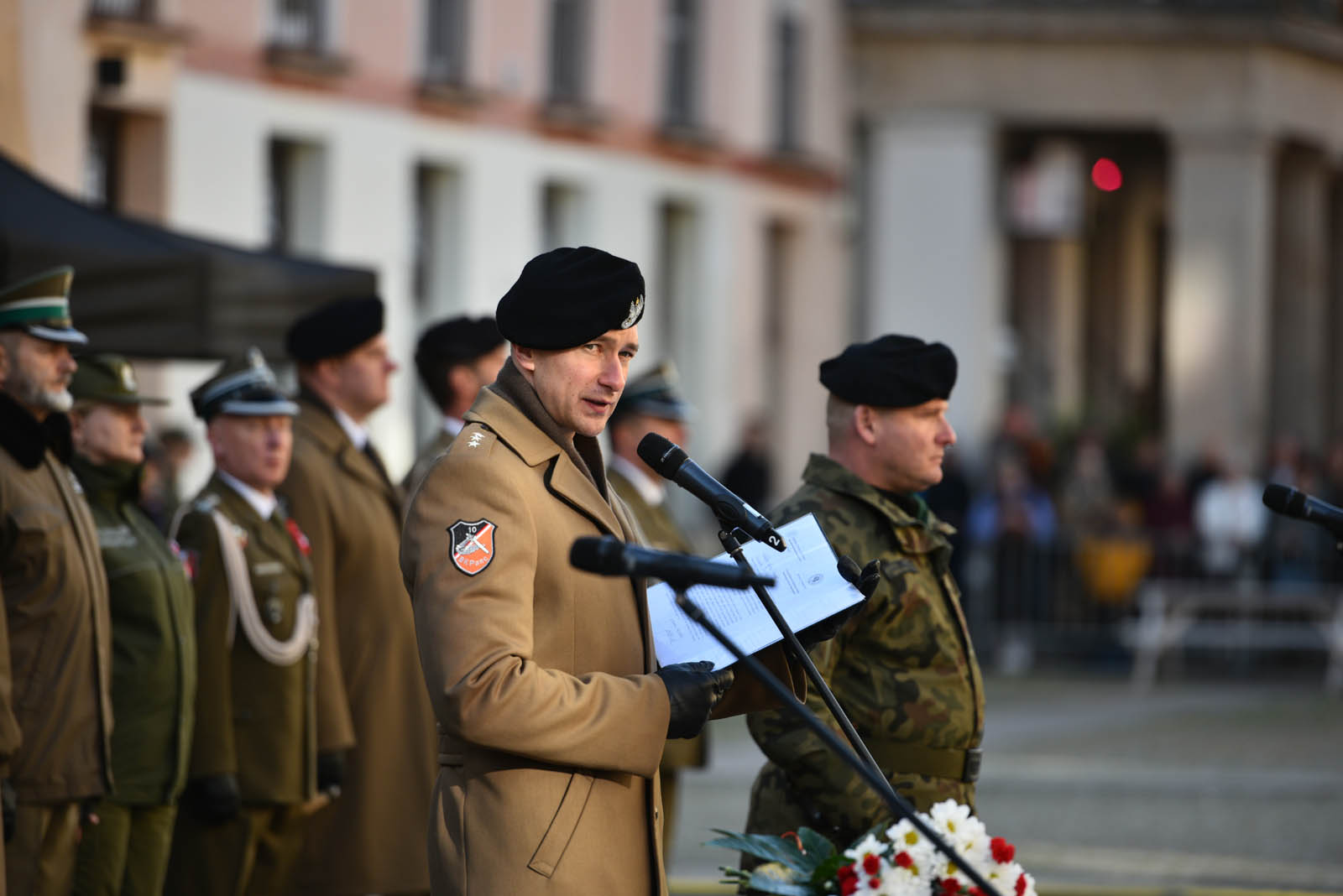 Na sztandar ślubowali strzec godności i honoru munduru