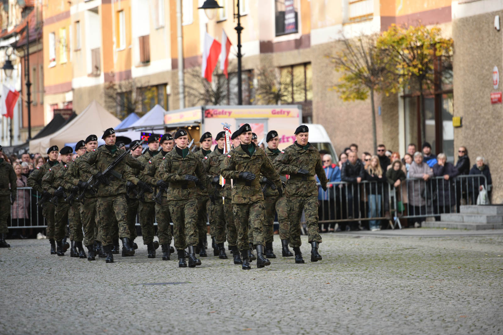 Na sztandar ślubowali strzec godności i honoru munduru