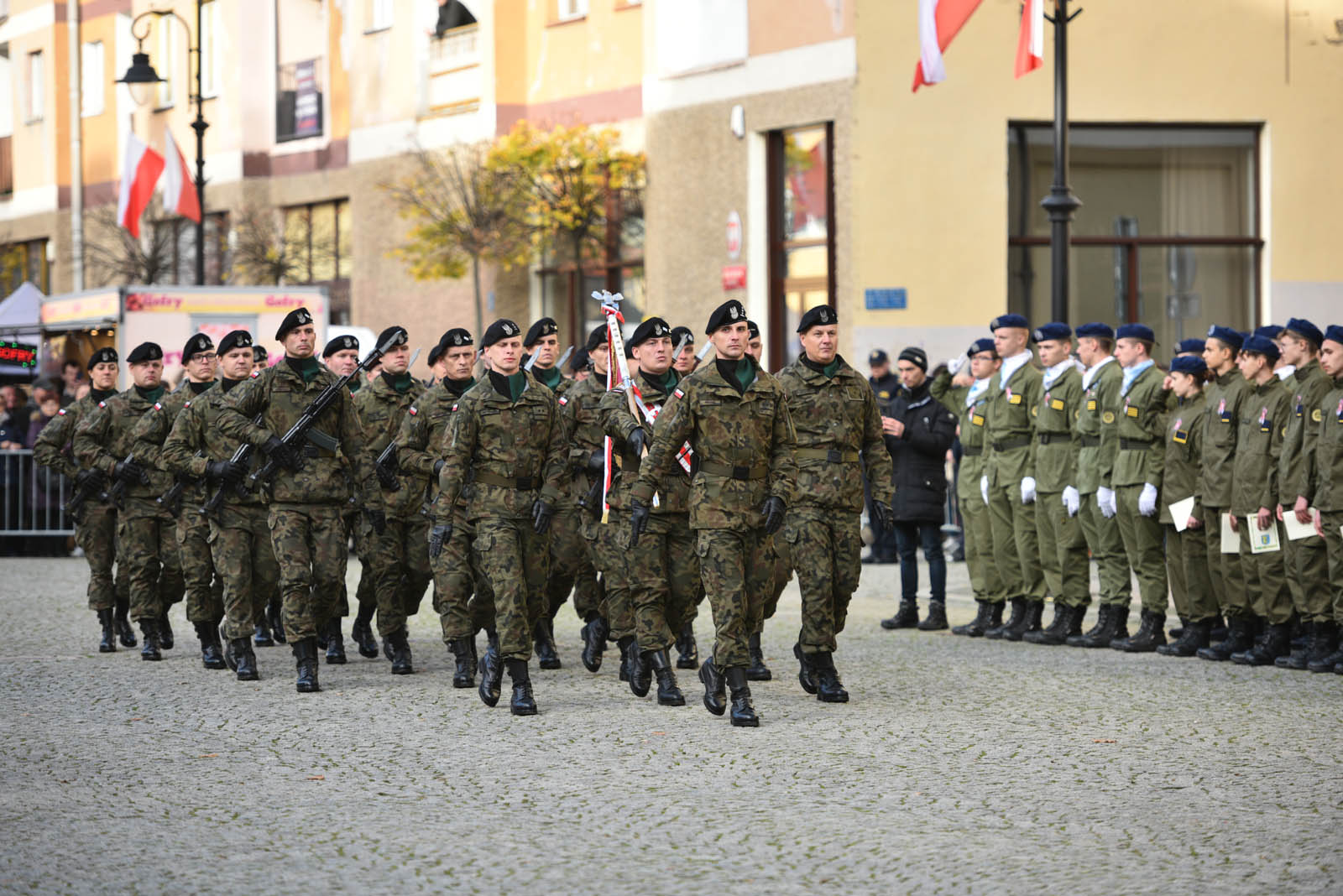 Na sztandar ślubowali strzec godności i honoru munduru