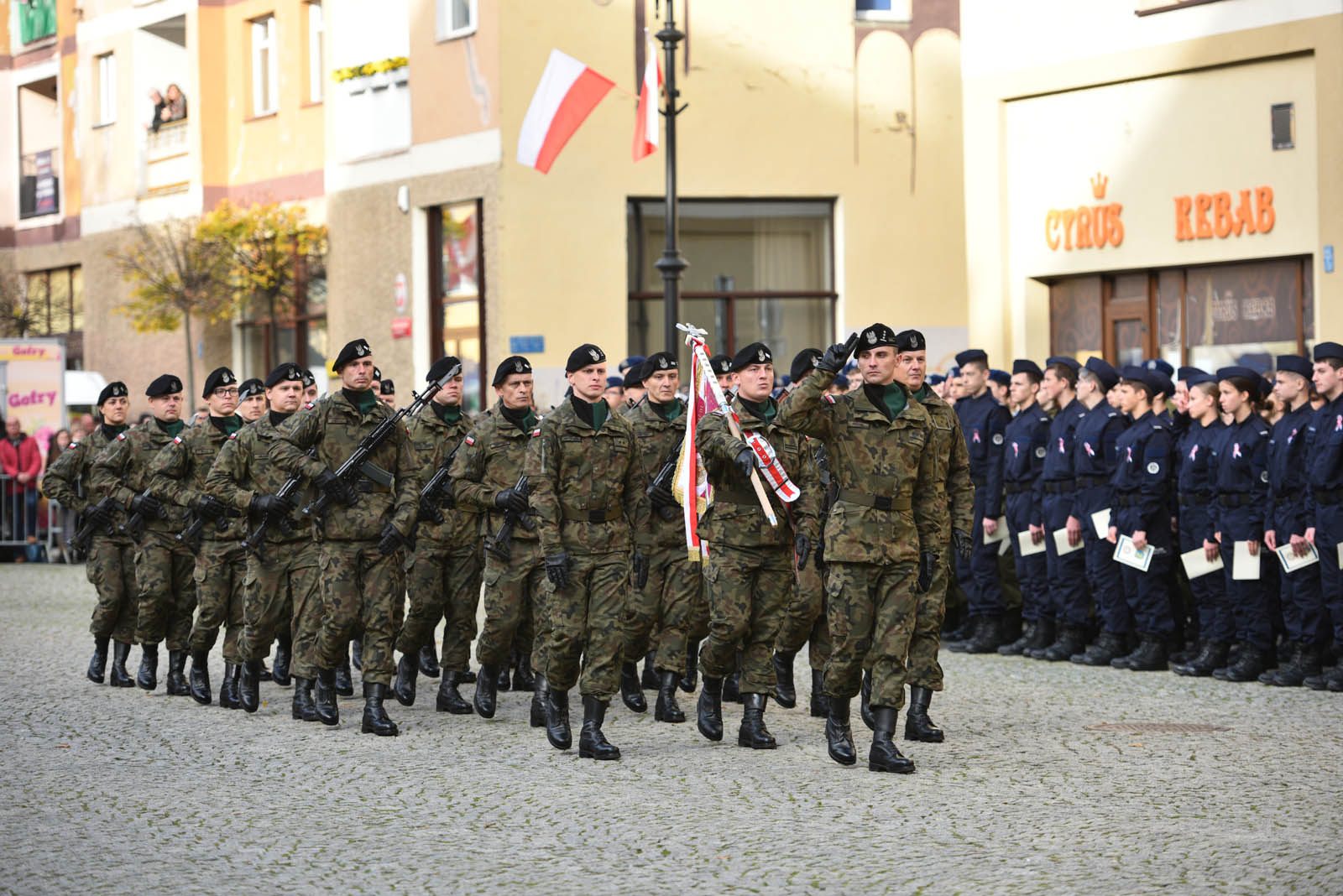 Na sztandar ślubowali strzec godności i honoru munduru