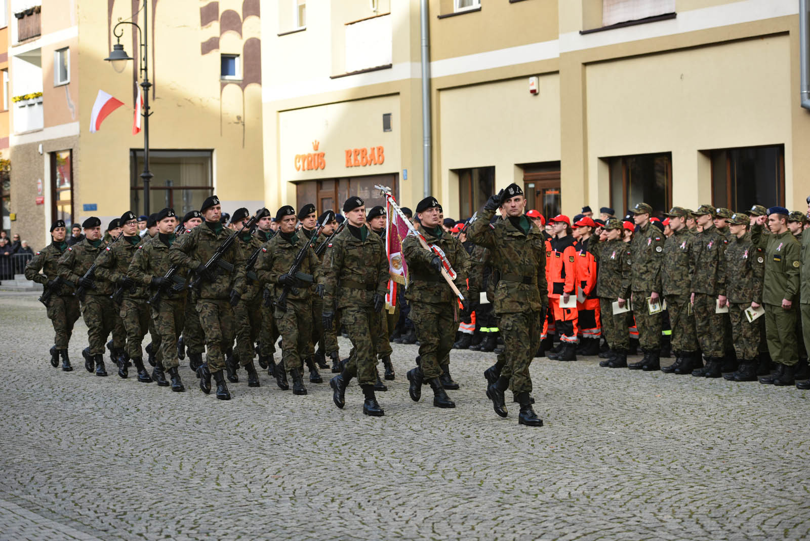 Na sztandar ślubowali strzec godności i honoru munduru