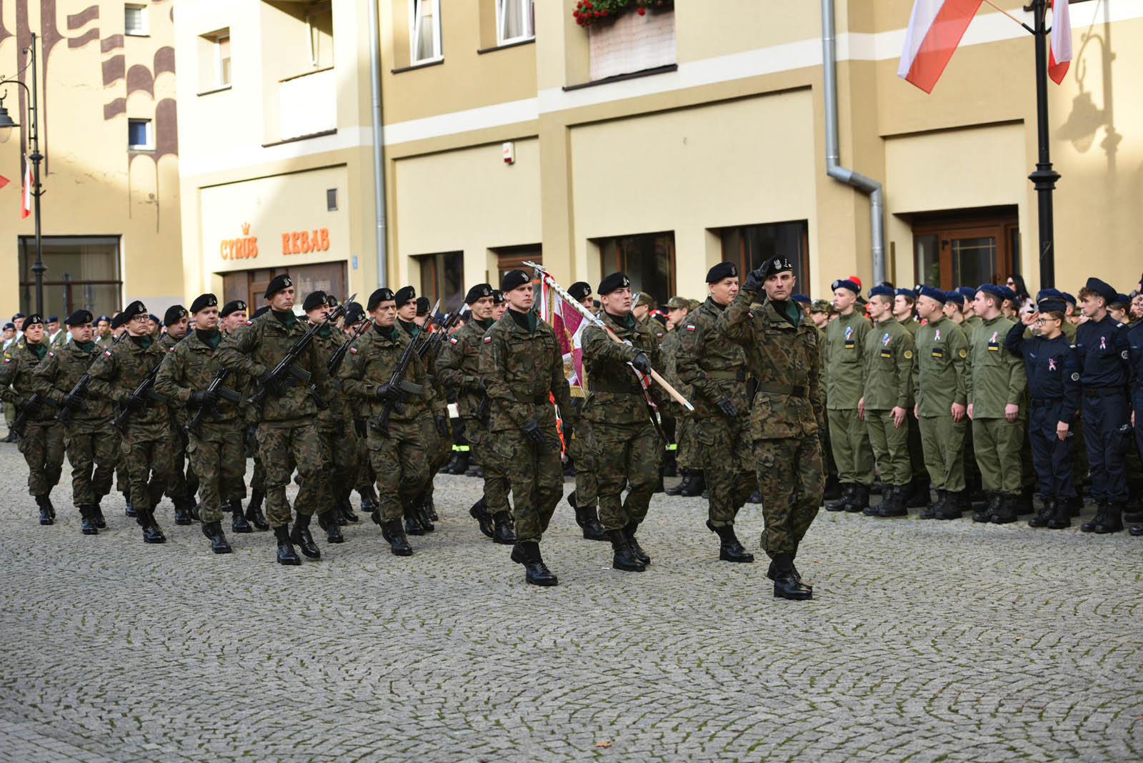 Na sztandar ślubowali strzec godności i honoru munduru