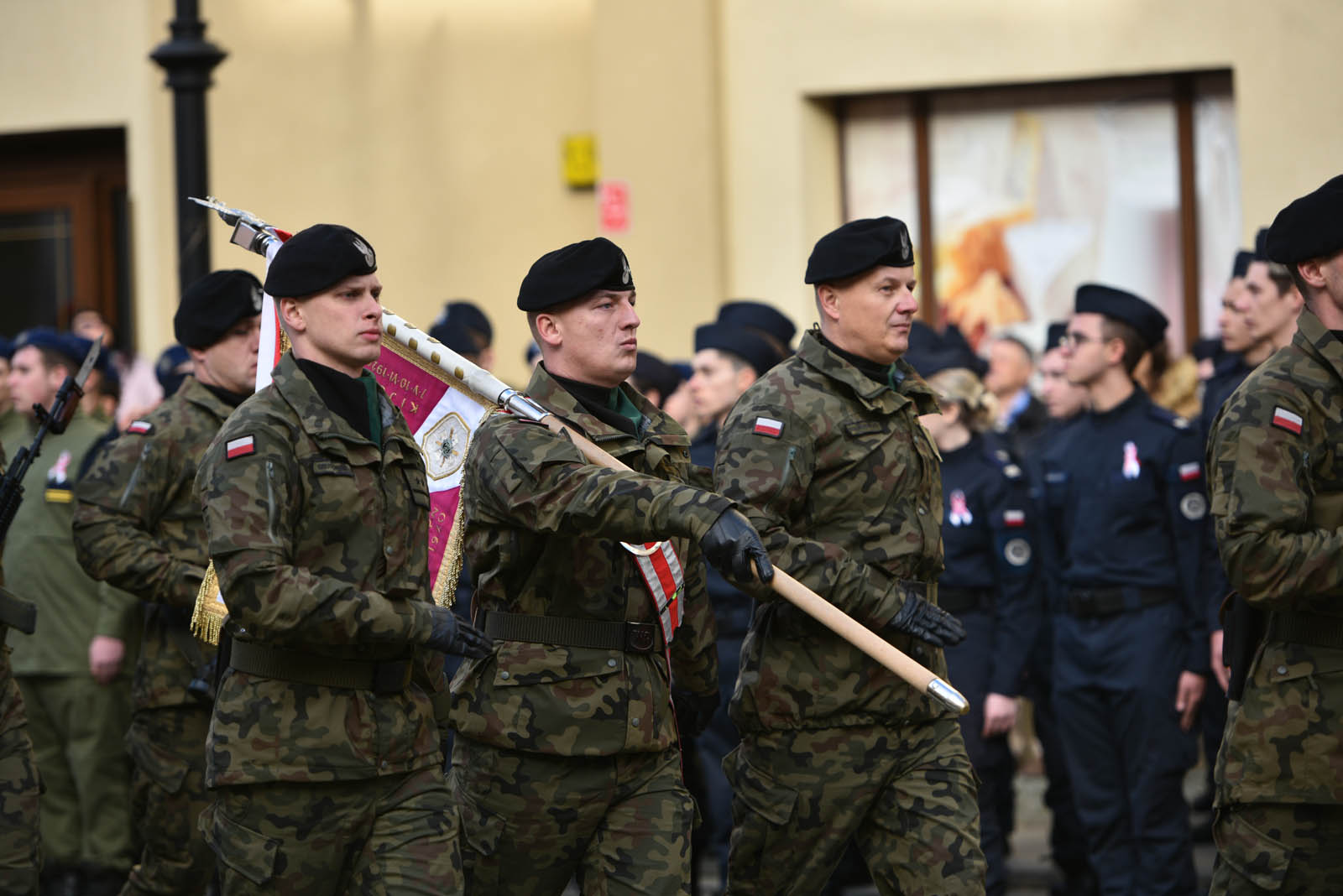 Na sztandar ślubowali strzec godności i honoru munduru