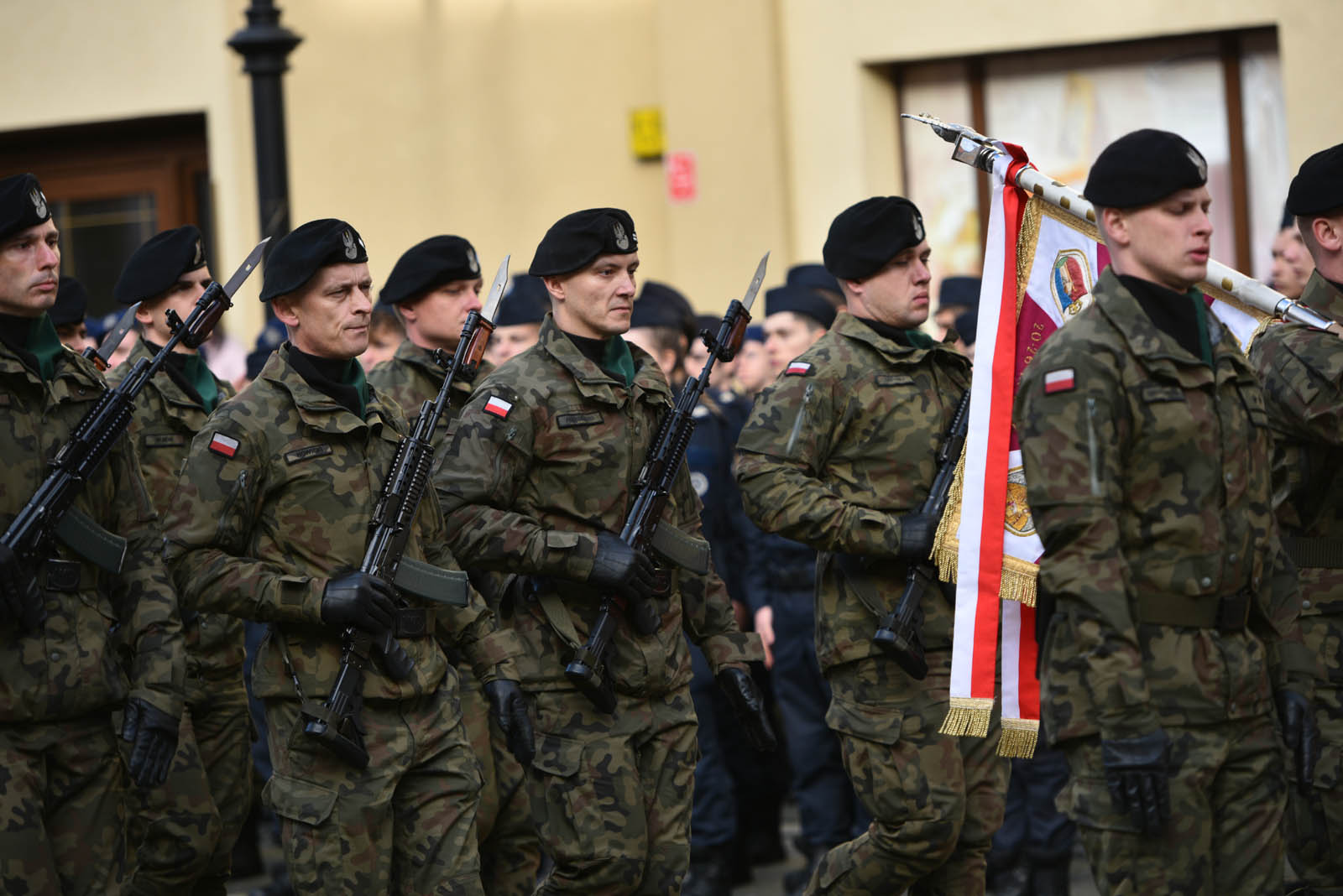 Na sztandar ślubowali strzec godności i honoru munduru