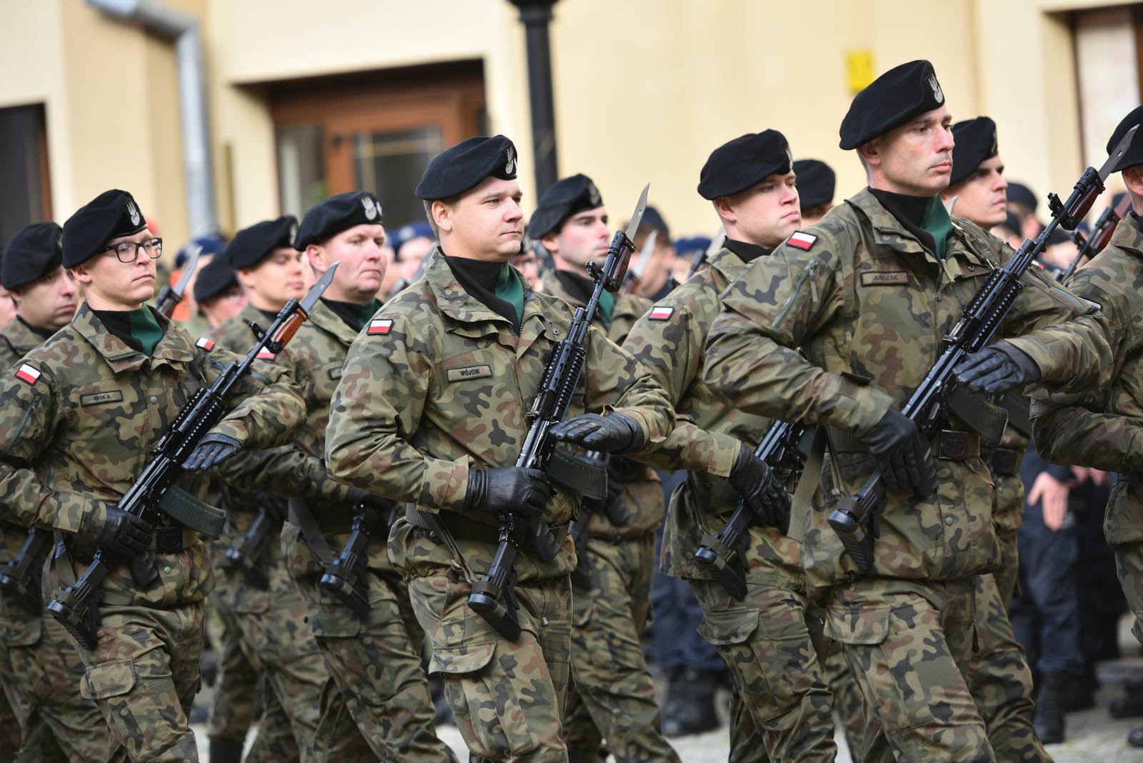 Na sztandar ślubowali strzec godności i honoru munduru