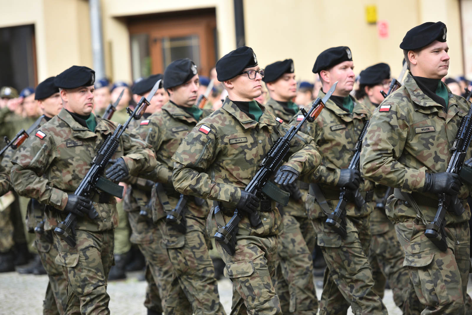 Na sztandar ślubowali strzec godności i honoru munduru