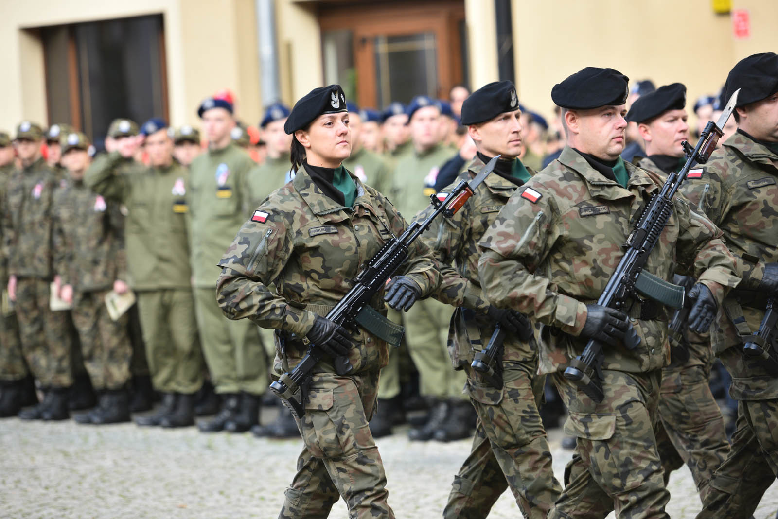 Na sztandar ślubowali strzec godności i honoru munduru