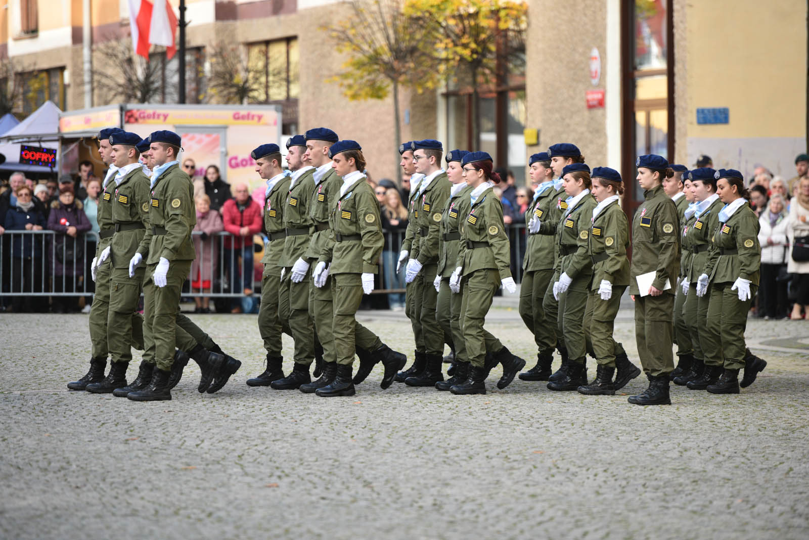 Na sztandar ślubowali strzec godności i honoru munduru