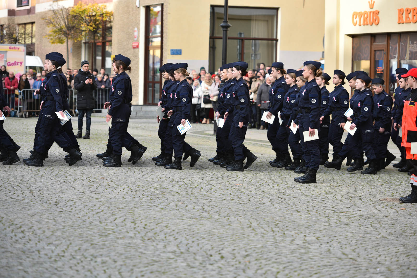 Na sztandar ślubowali strzec godności i honoru munduru
