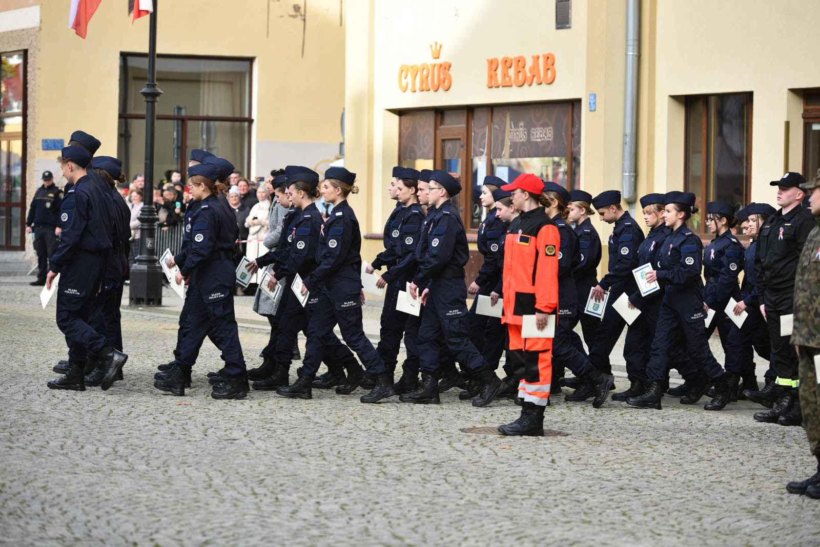 Na sztandar ślubowali strzec godności i honoru munduru