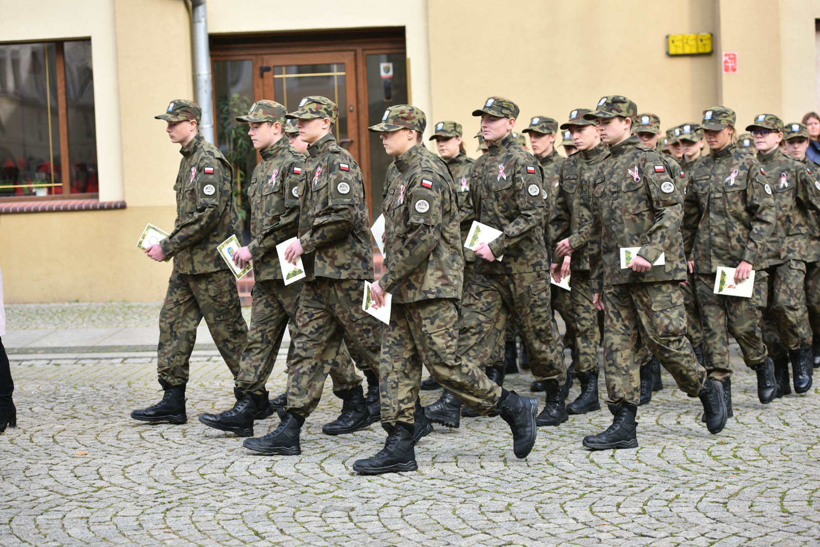 Na sztandar ślubowali strzec godności i honoru munduru