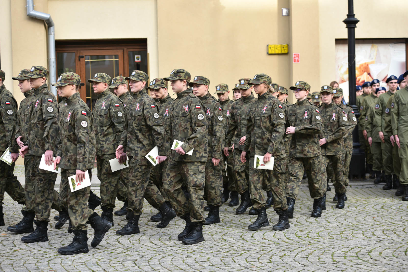 Na sztandar ślubowali strzec godności i honoru munduru