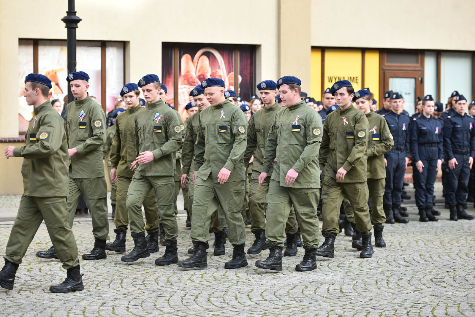Na sztandar ślubowali strzec godności i honoru munduru