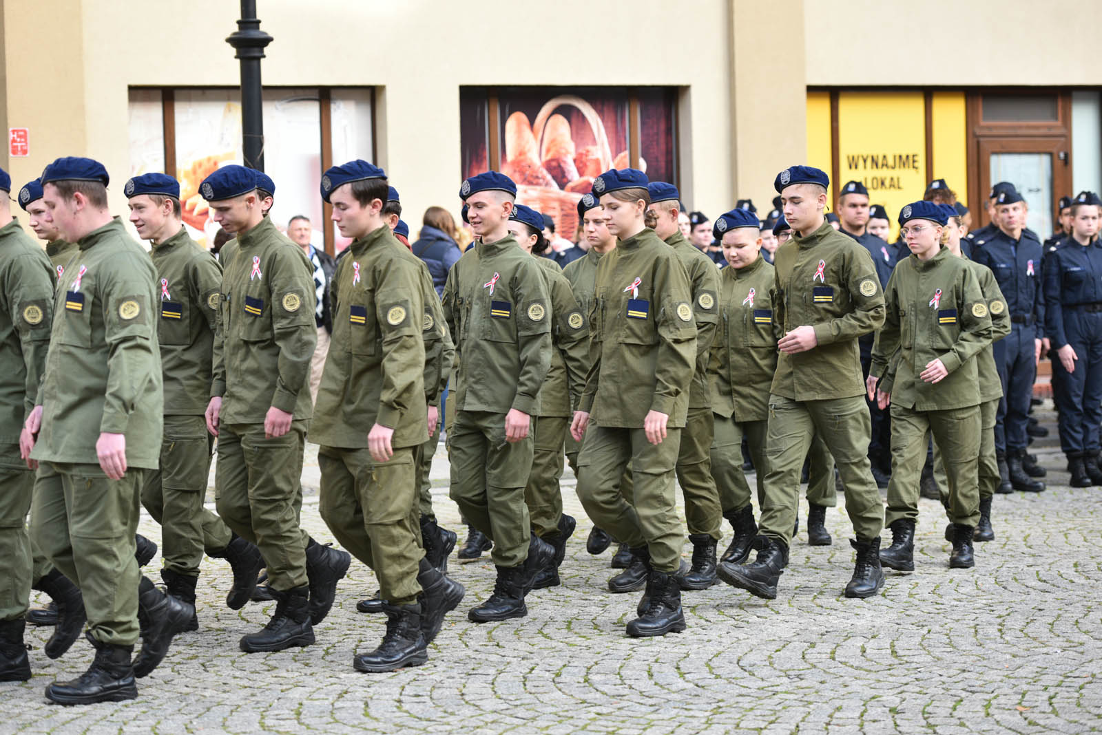 Na sztandar ślubowali strzec godności i honoru munduru