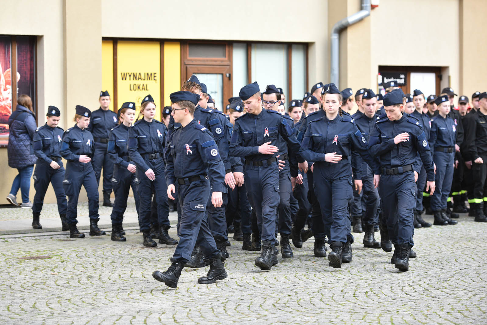 Na sztandar ślubowali strzec godności i honoru munduru