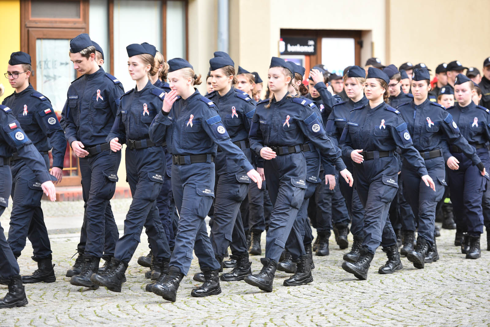 Na sztandar ślubowali strzec godności i honoru munduru