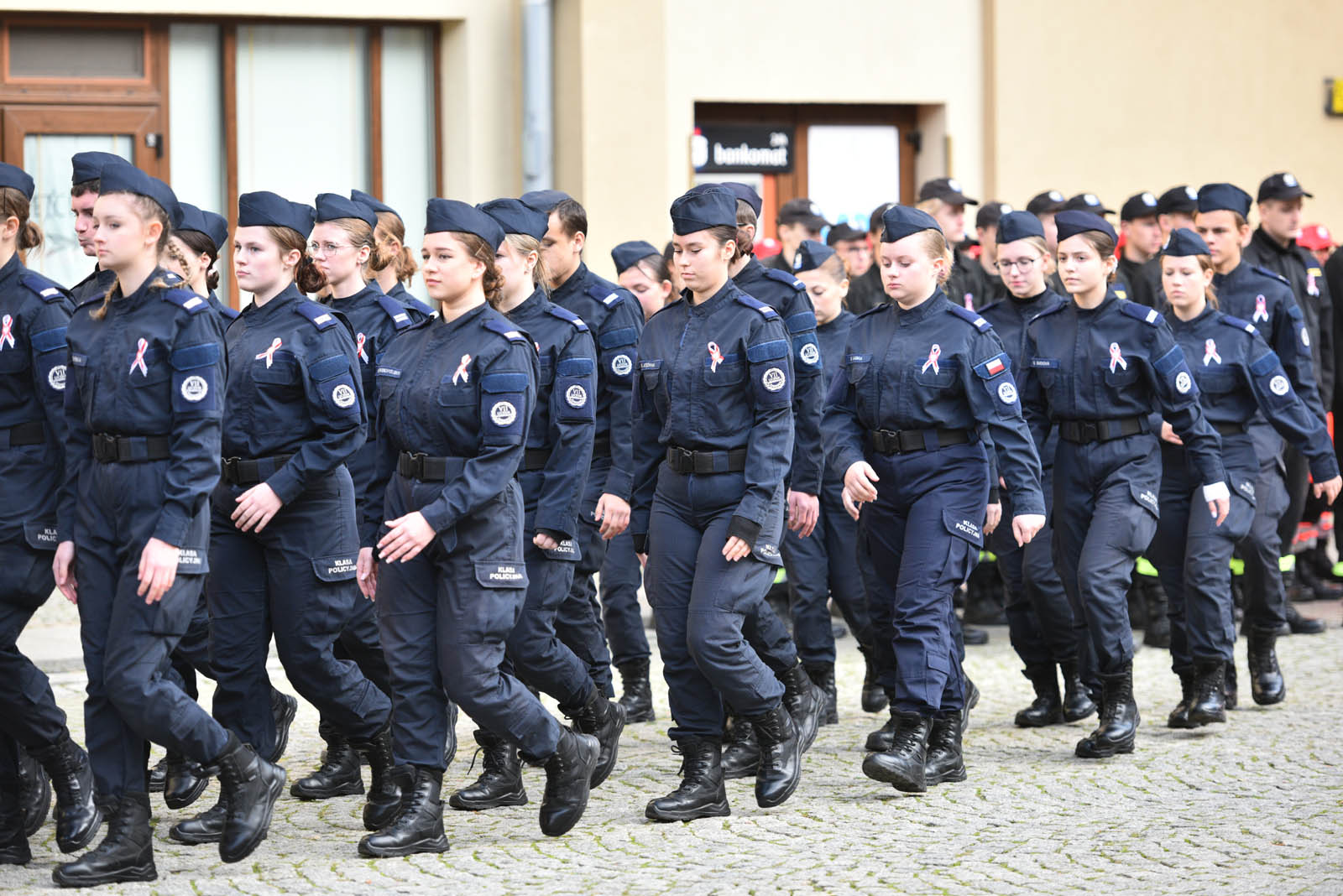 Na sztandar ślubowali strzec godności i honoru munduru
