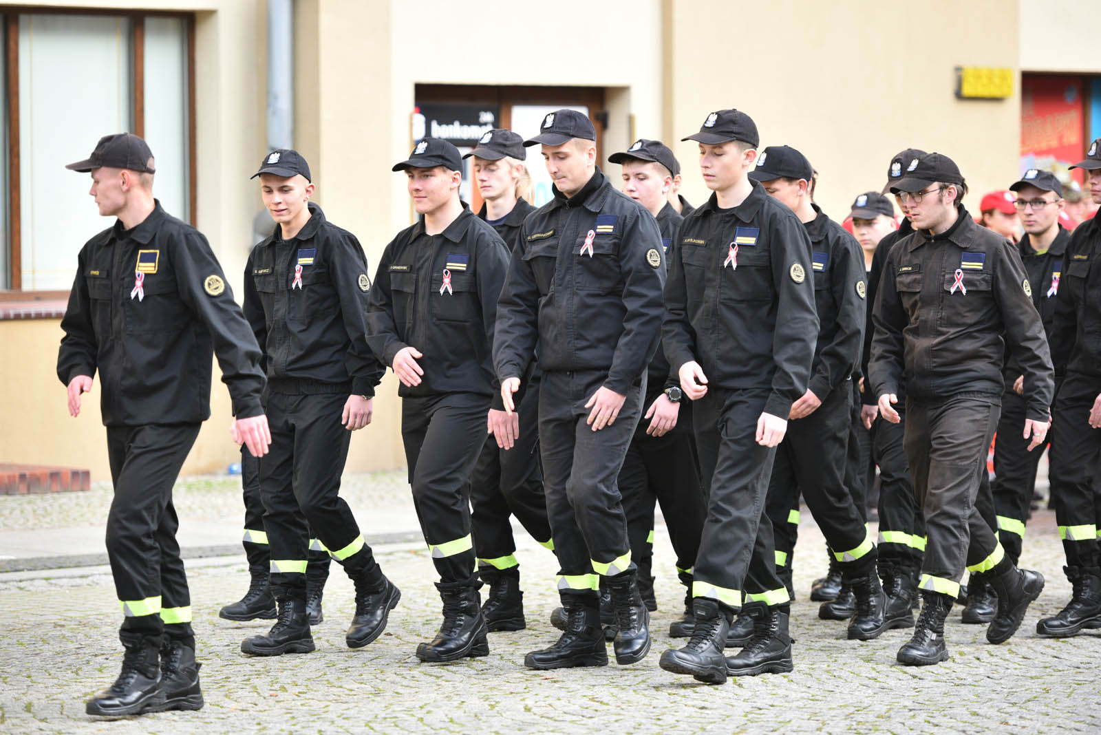 Na sztandar ślubowali strzec godności i honoru munduru