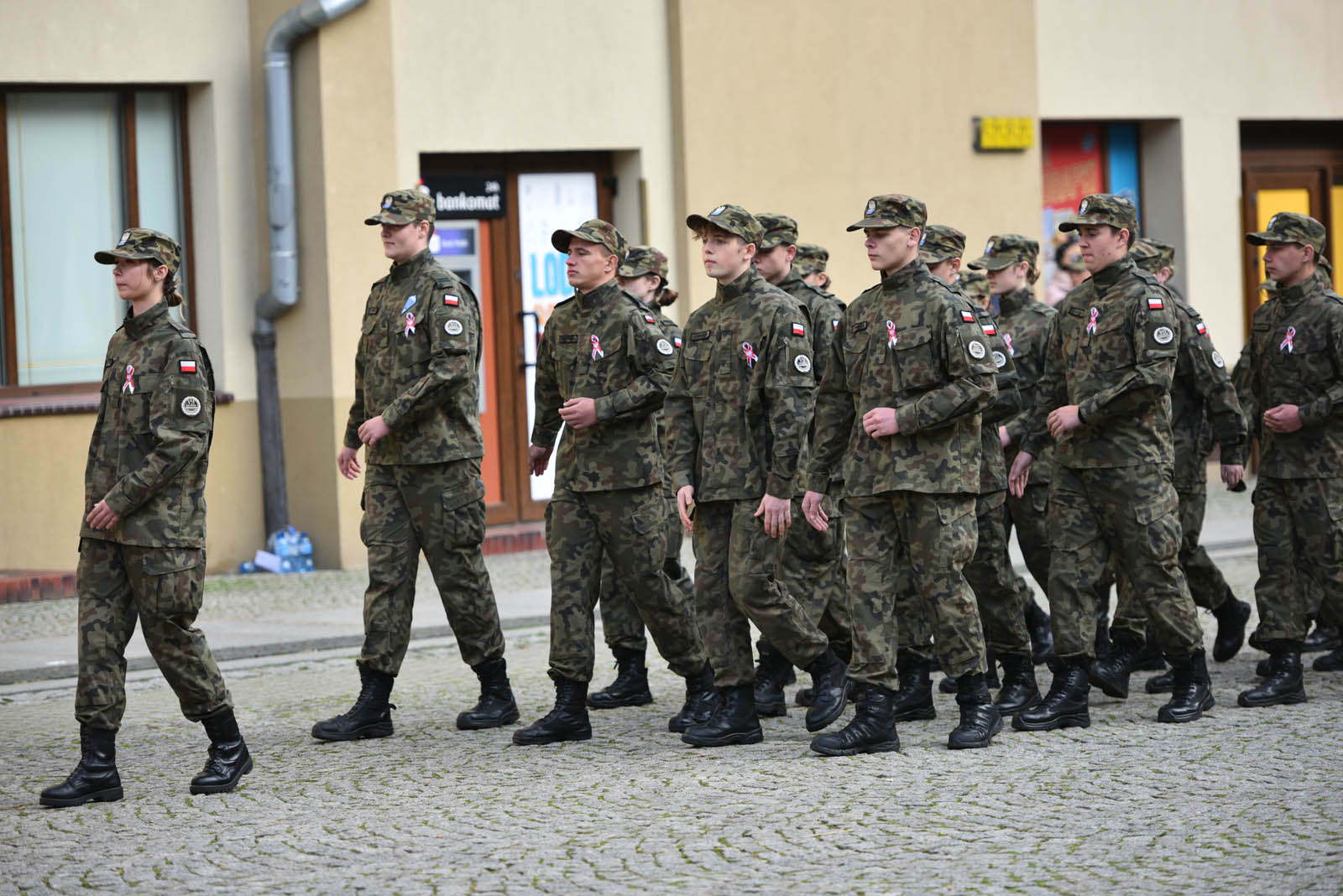 Na sztandar ślubowali strzec godności i honoru munduru