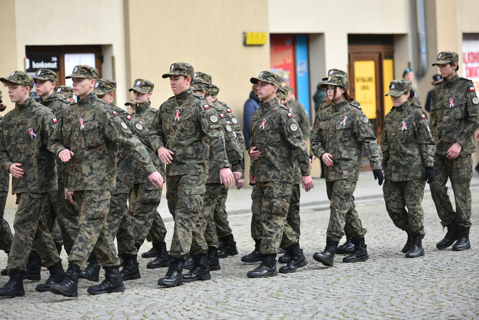 Na sztandar ślubowali strzec godności i honoru munduru