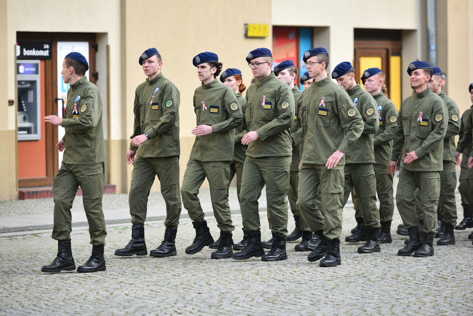 Na sztandar ślubowali strzec godności i honoru munduru