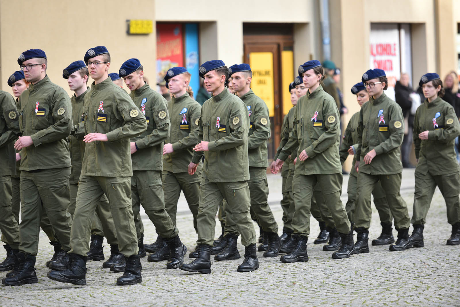 Na sztandar ślubowali strzec godności i honoru munduru