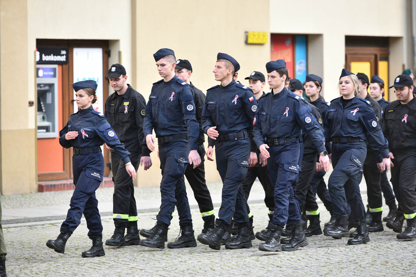Na sztandar ślubowali strzec godności i honoru munduru