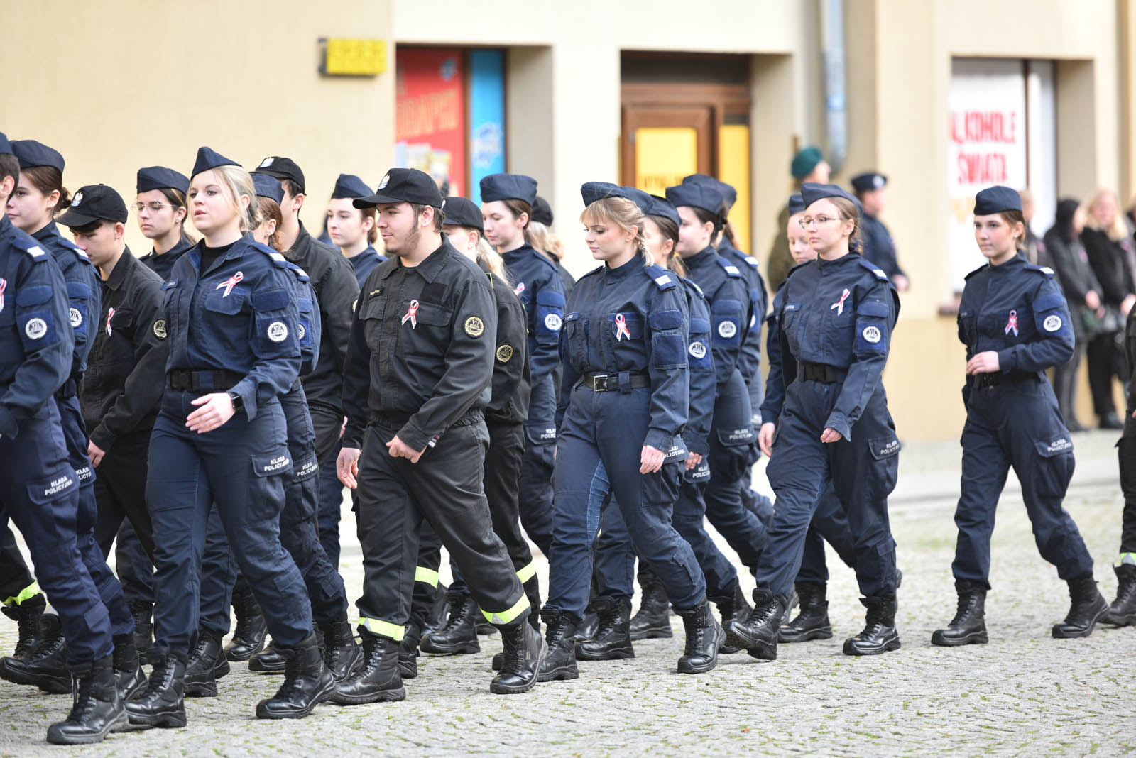 Na sztandar ślubowali strzec godności i honoru munduru