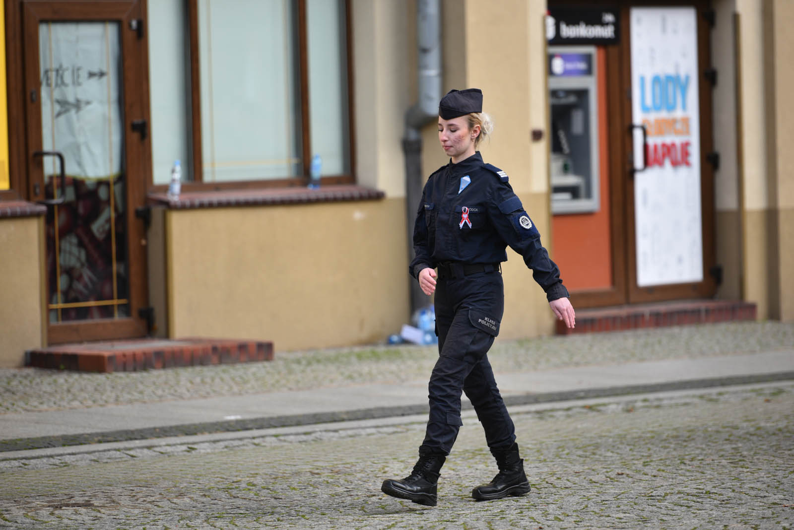 Na sztandar ślubowali strzec godności i honoru munduru