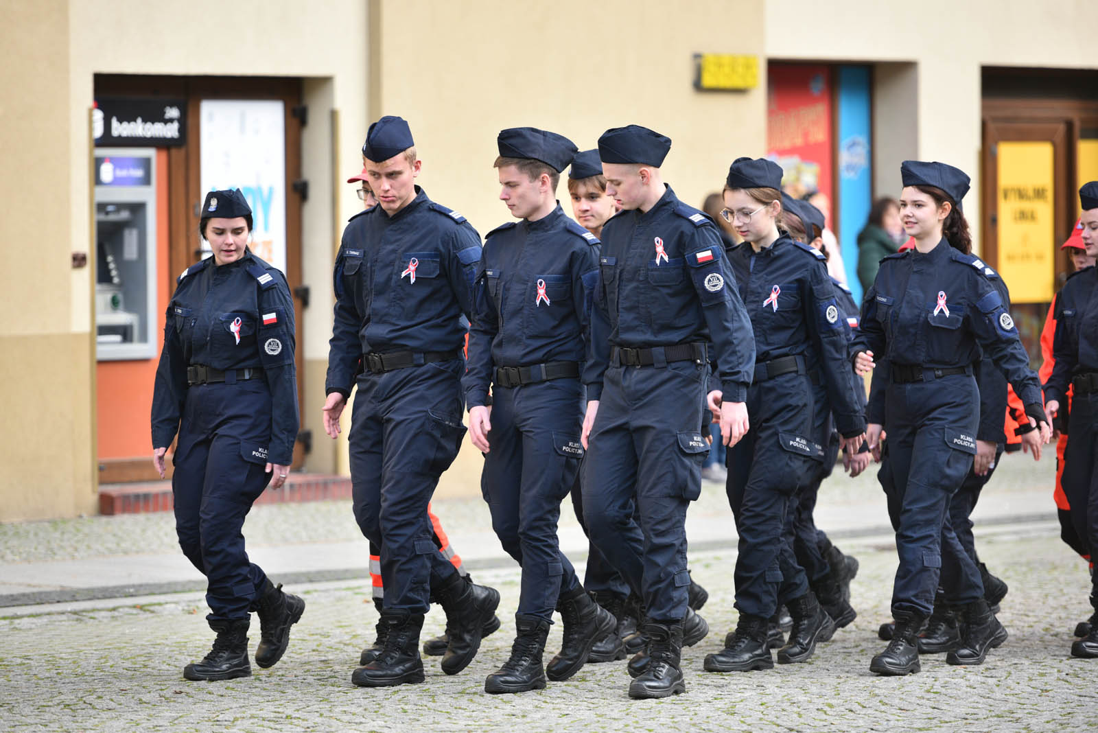Na sztandar ślubowali strzec godności i honoru munduru
