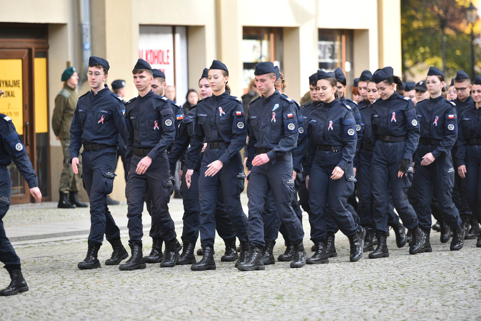 Na sztandar ślubowali strzec godności i honoru munduru