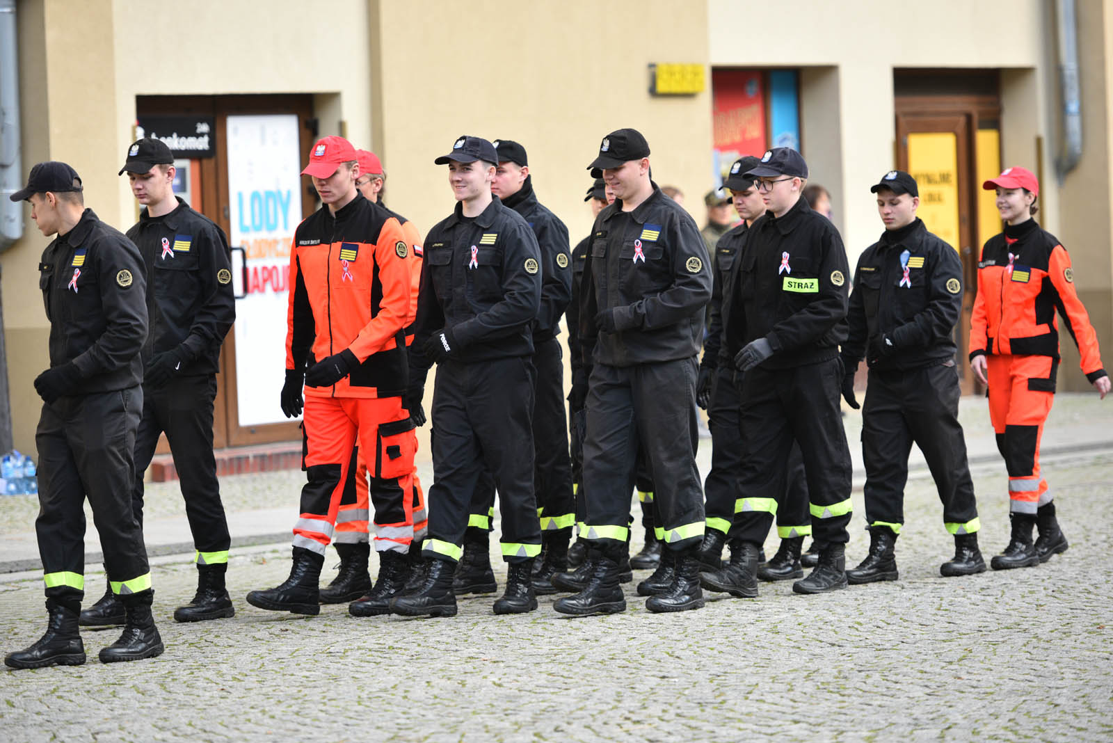 Na sztandar ślubowali strzec godności i honoru munduru
