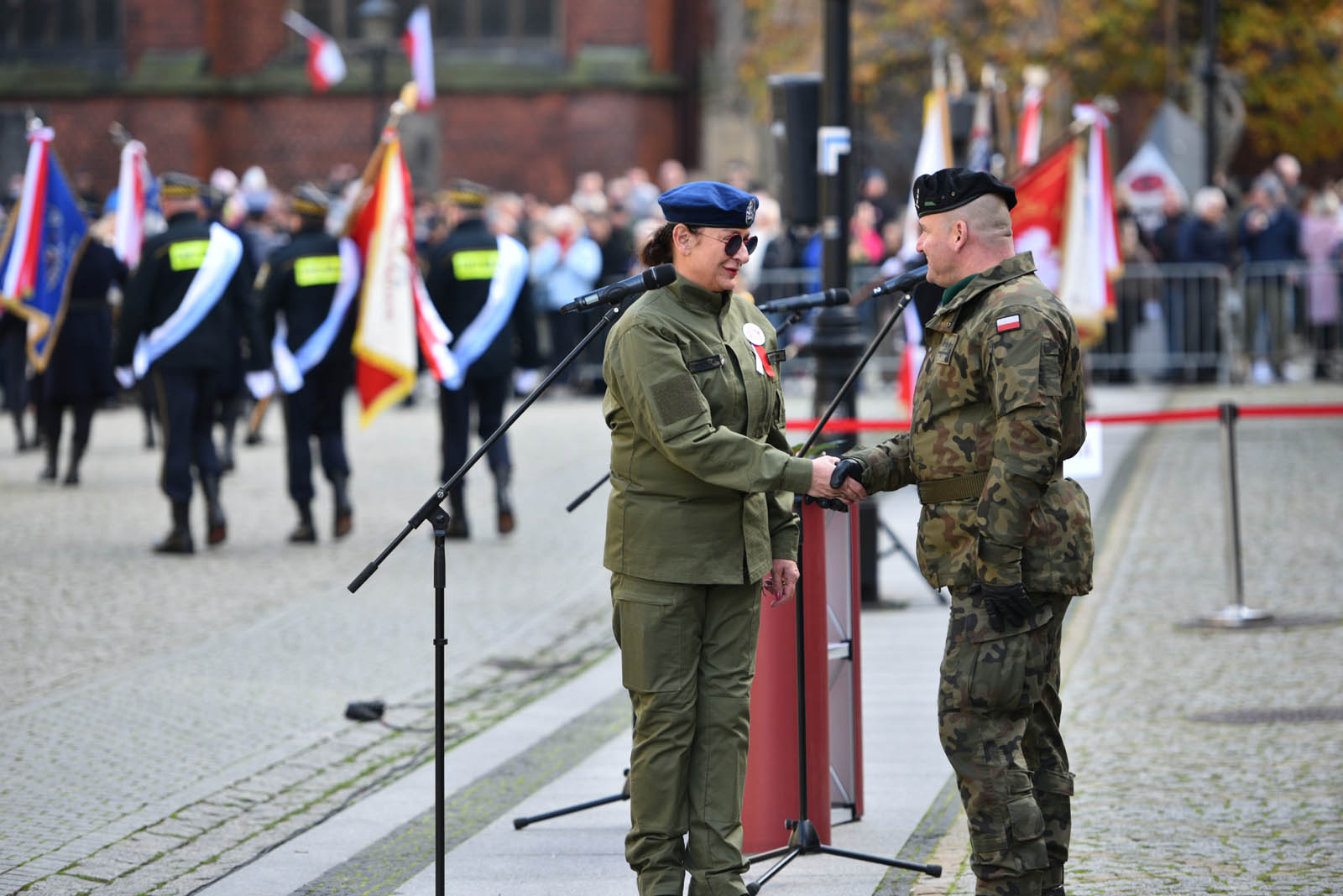 Na sztandar ślubowali strzec godności i honoru munduru