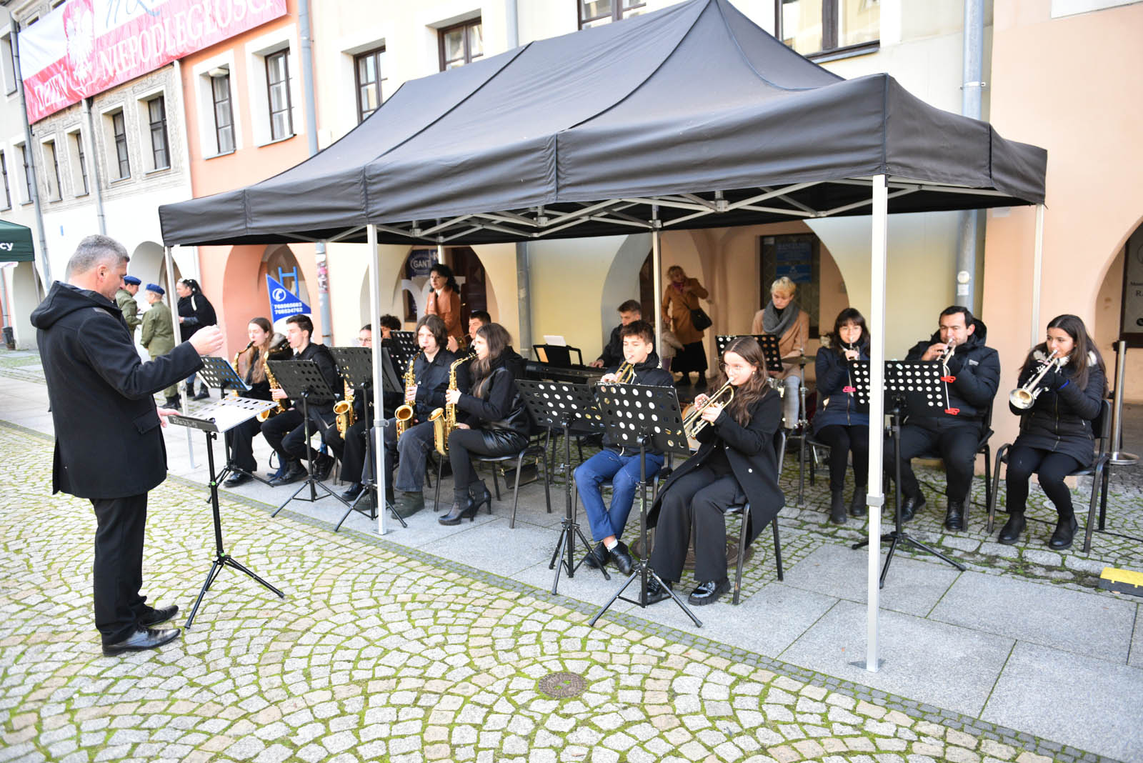 Na sztandar ślubowali strzec godności i honoru munduru