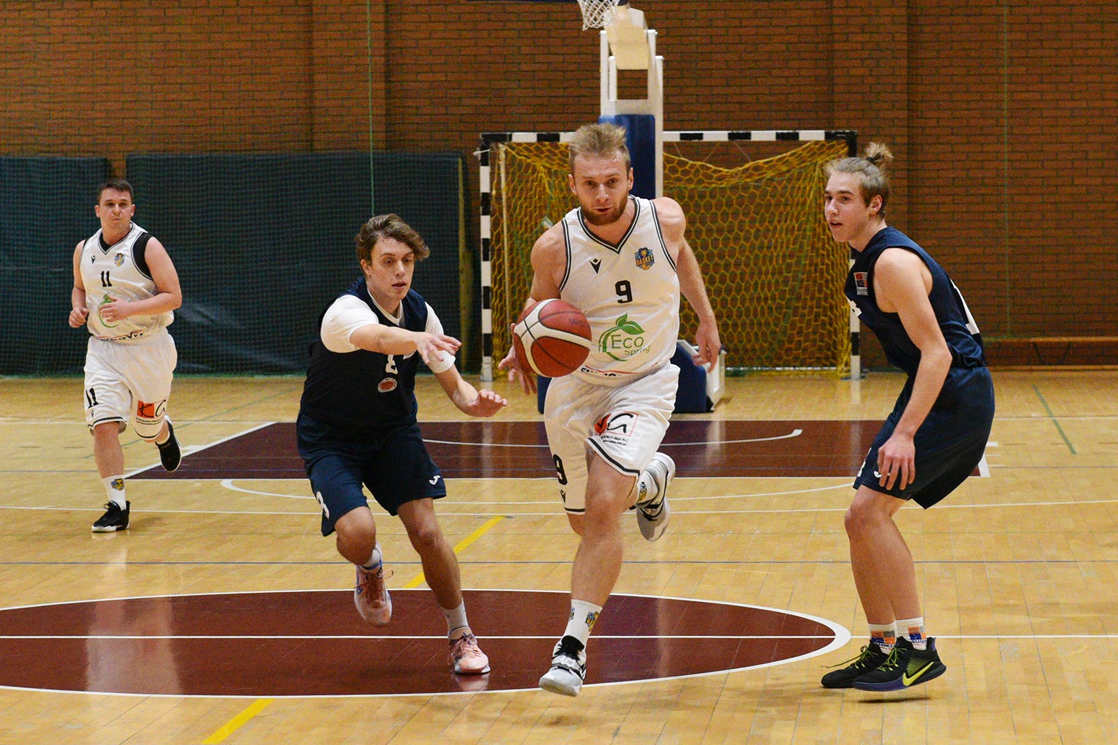 Basket Legnica rzuca ponad sto punktów i zwycięża