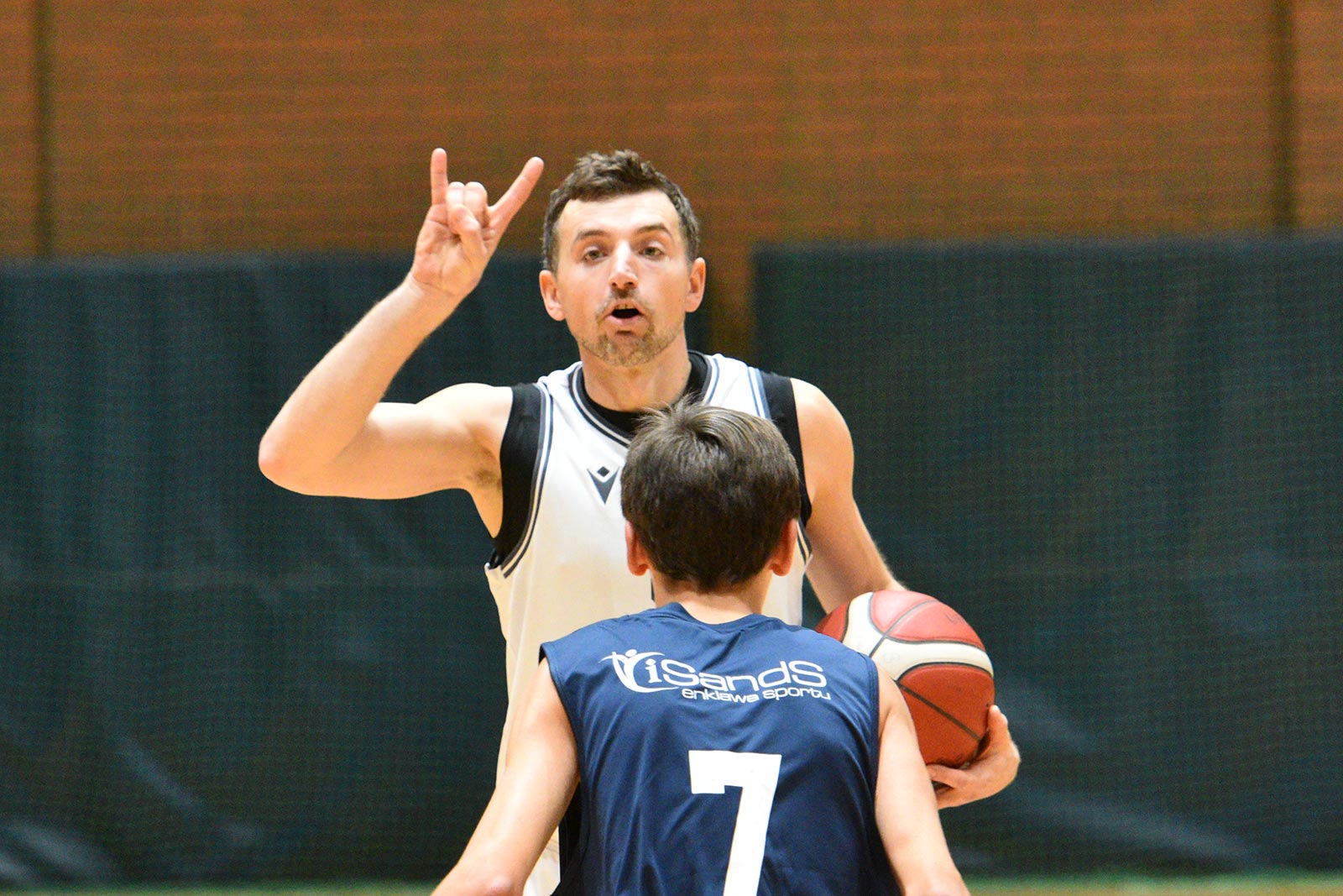 Basket Legnica rzuca ponad sto punktów i zwycięża