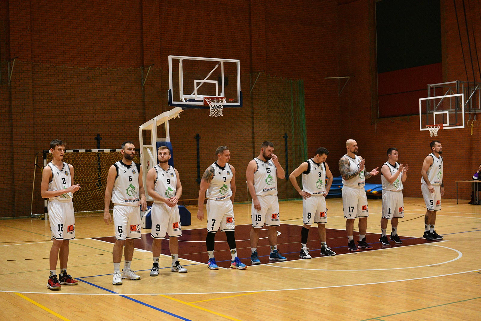 Basket Legnica rzuca ponad sto punktów i zwycięża
