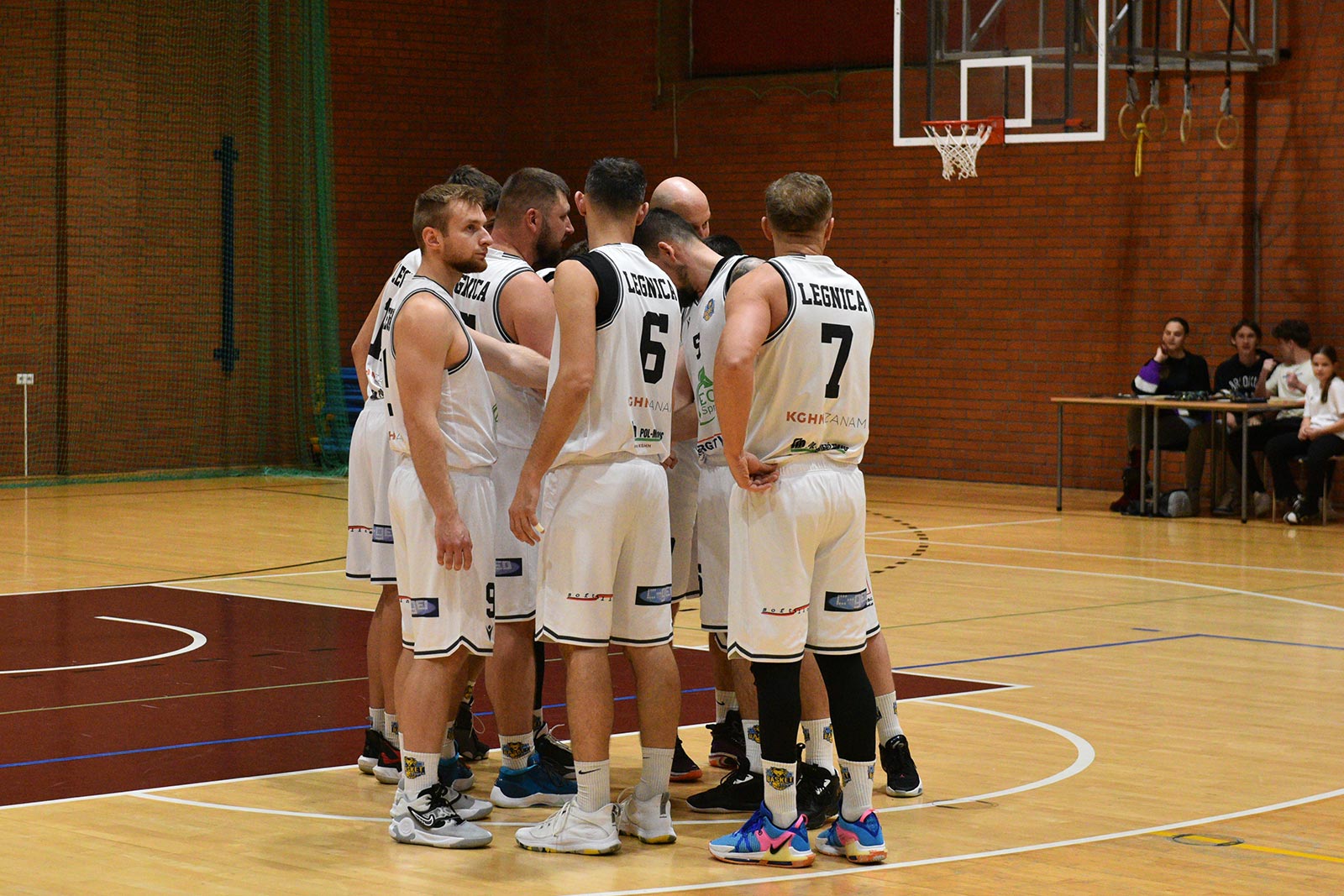 Basket Legnica rzuca ponad sto punktów i zwycięża