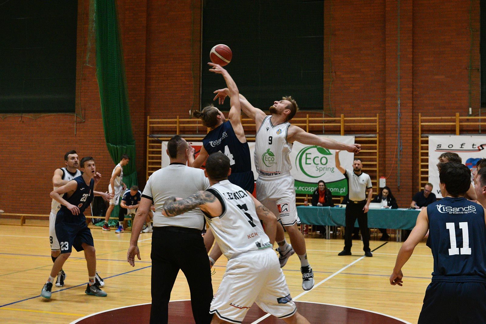 Basket Legnica rzuca ponad sto punktów i zwycięża