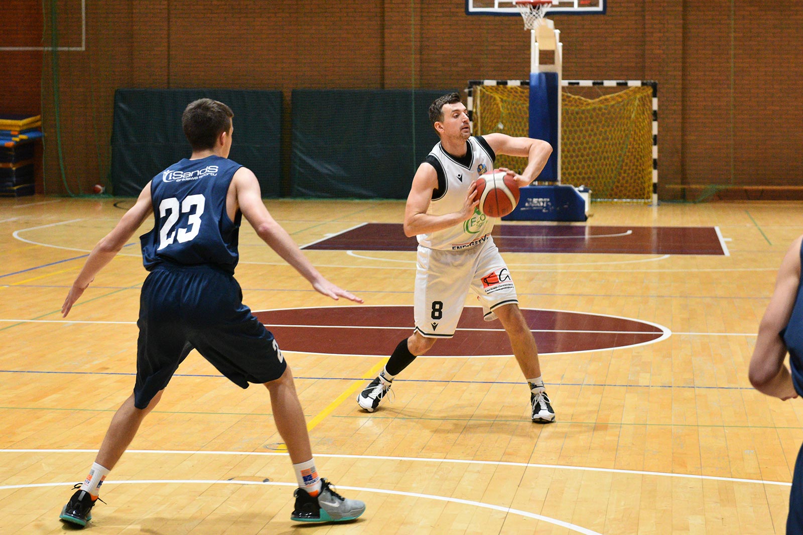 Basket Legnica rzuca ponad sto punktów i zwycięża
